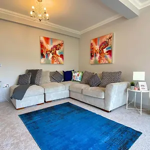  Holiday home Seaside Serenity: 4-bedroom House With Garden