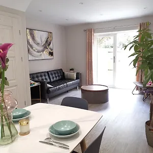  Holiday home 6mins From Beach, Free Parking