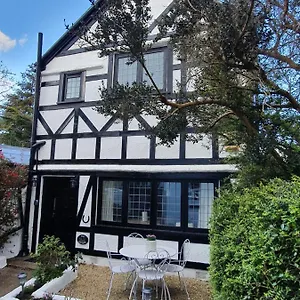  Holiday home Secluded 10mins Walk To