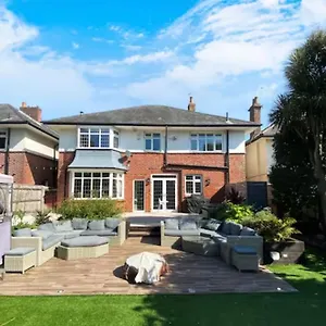  Holiday home Four Bedroom Family Abode With Hot Tub, Garden And Bbq